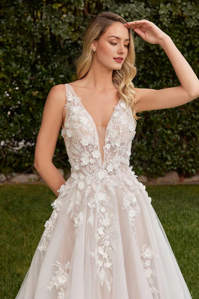 Elegant sleeveless dress with appliqu é lace 3D floral layered chiffon wedding dress