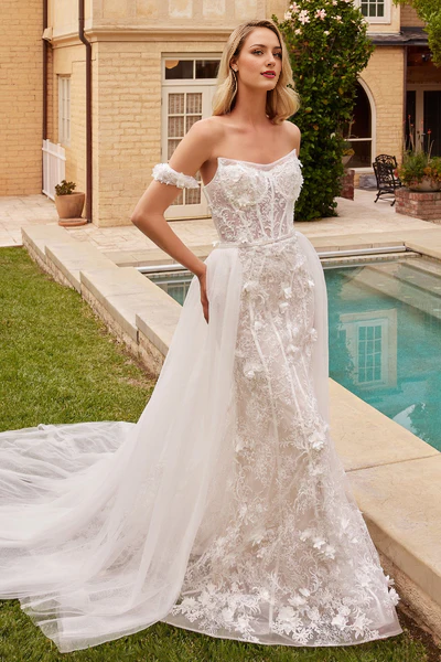 Tailored trumpet shaped tight corset with strapless neckline and three-dimensional floral decal wedding dress