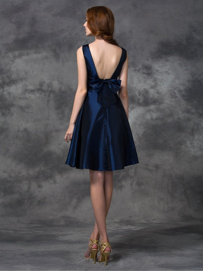 A-line/Princess Scoop Sleeveless Short Taffeta Bridesmaid Dresses