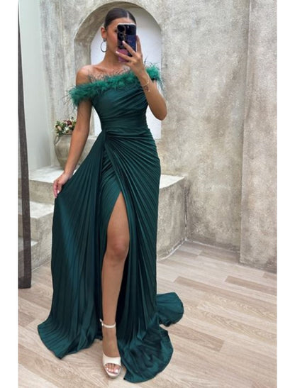 A-Line Black Evening Gown High Split Dress Formal Fall Sweep / Brush Train Sleeveless Off Shoulder Satin with Feather Pleats Slit