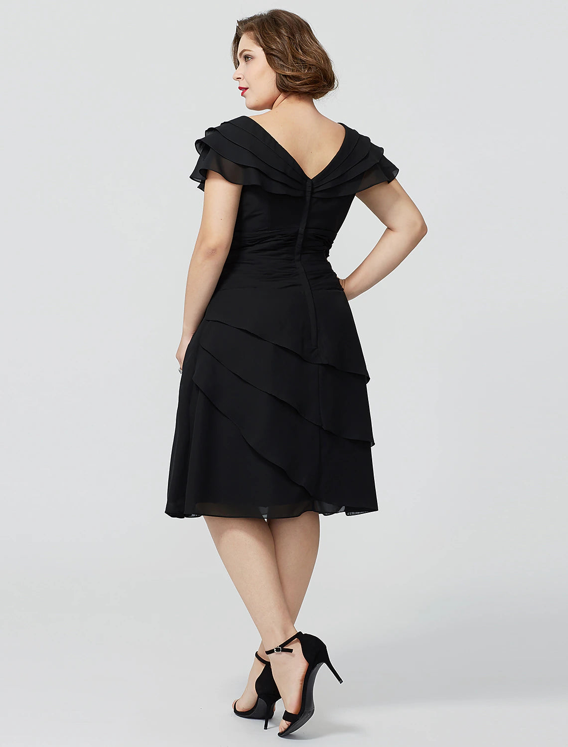 A-Line Mother of the Bride Dress Plus Size Elegant Sexy V Neck Knee Length Chiffon Short Sleeve No with Beading Tiered