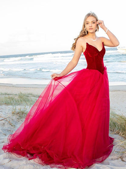 Ball Gown Sweetheart Tulle Sleeveless Court Train Dresses