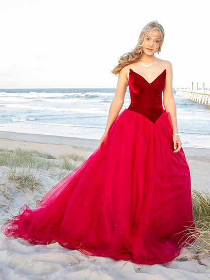 Ball Gown Sweetheart Tulle Sleeveless Court Train Dresses